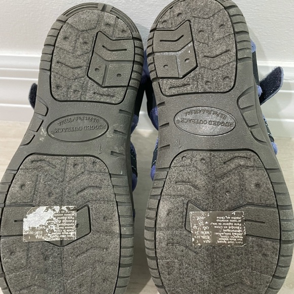 Kids outdoor sandal type shoes and good for water play too - Picture 3 of 6